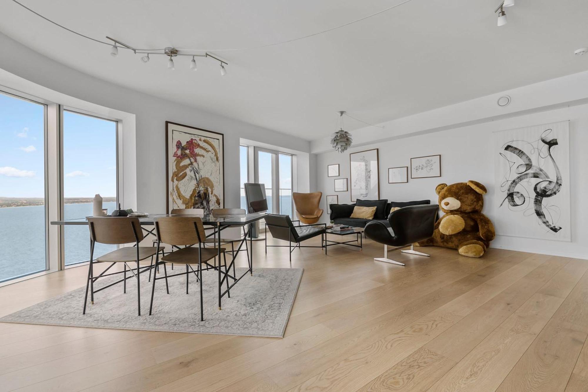 Designers Penthouse In The Clouds